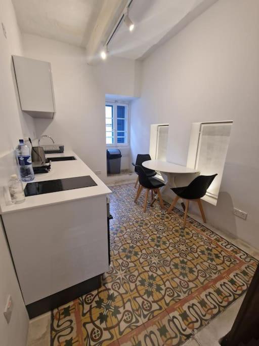 No 60, 2Nd Floor, Centrally Located, Fully Equipped Studio Apt 일 푸리아나 외부 사진
