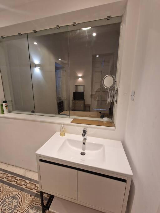 No 60, 2Nd Floor, Centrally Located, Fully Equipped Studio Apt 일 푸리아나 외부 사진